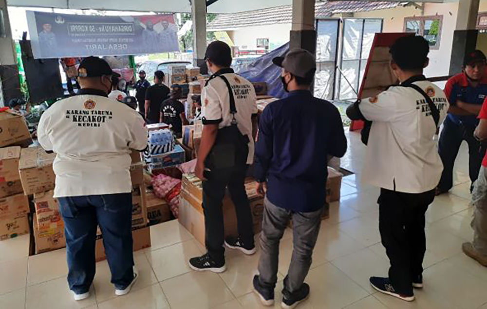 Tim Karang Taruna se-Kecamatan Kota (Kartar Kecakot) Kediri saat berada di daerah bencana untuk menyalurkan bantuan. Foto: Ist.