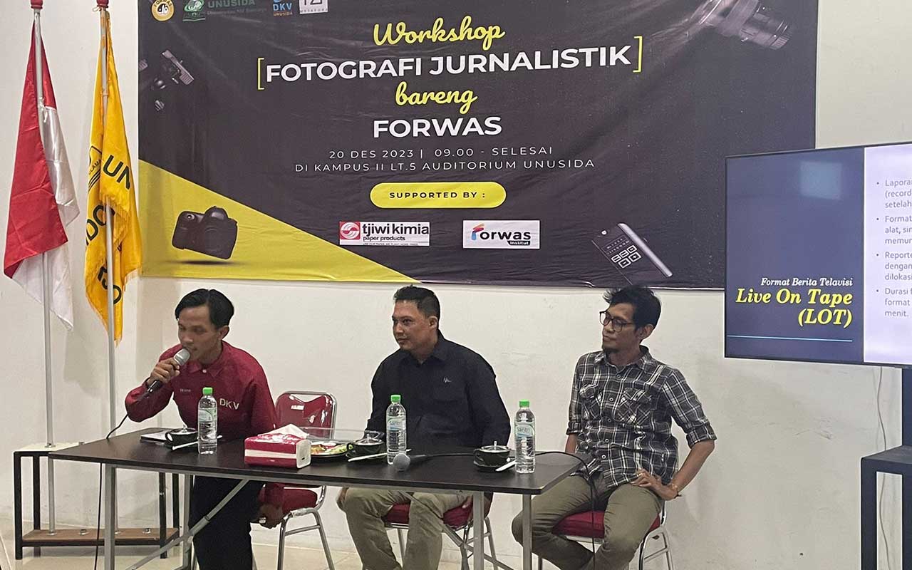 Dua Wartawan senior dari Jawa Pos dan Kompas TV saat memberikan materi workshop fotografi jurnalistik di kampus Unisida, Rabu (20/12/2023).