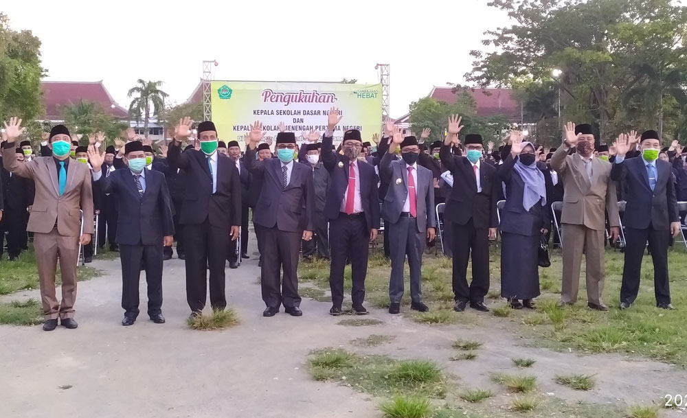 Bupati Pamekasan Baddrut Tamam berpose bersama para kepala sekolah usai pengukuhan.