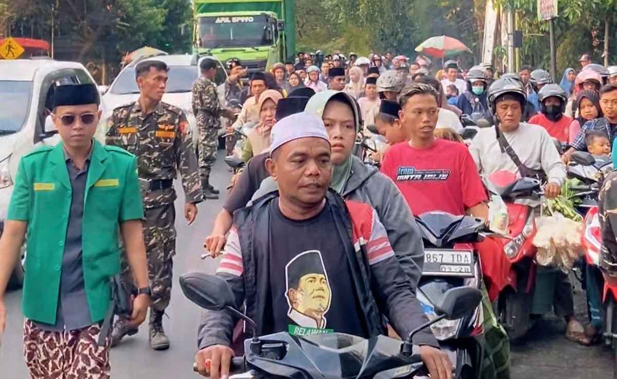 Ansor Kejayan Bagikan Takjil di Jalur Pasuruan-Malang