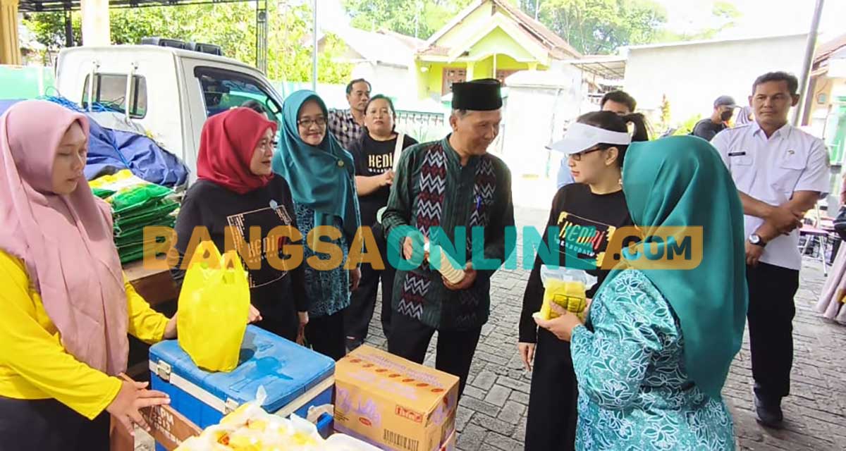 Kepala Desa Toyoresmi, Gatot Siswanto (berkopyah), dan Ketua TP PKK Kabupaten Kediri, Eriani Annisa Hanindhito, di salah satu stan UMKM. Foto: MUJI HARJITA/BANGSAONLINE