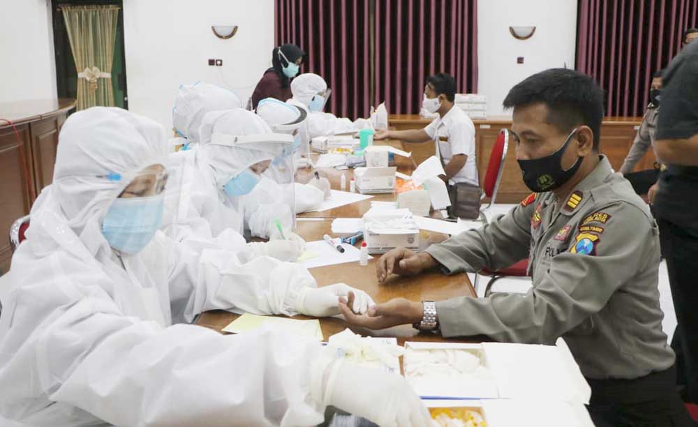 Petugas medis saat mengambil sampel darah dari Anggota Polres Kediri Kota. (foto: ist.)