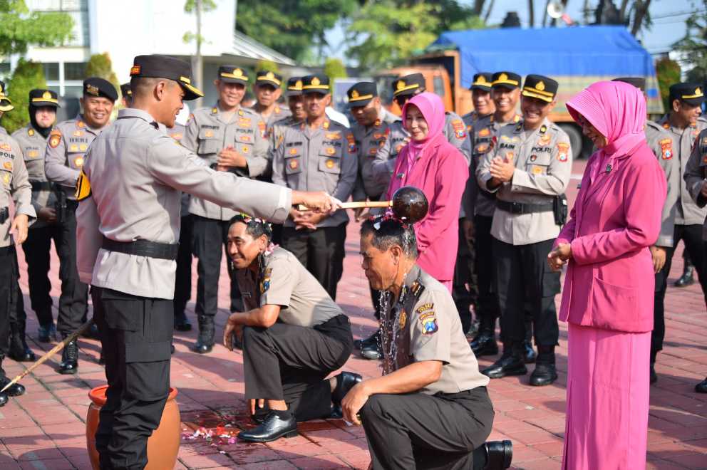 Dua Anggota Polres Gresik Dapat Kenaikan Pangkat, Ini Pesan Kapolres