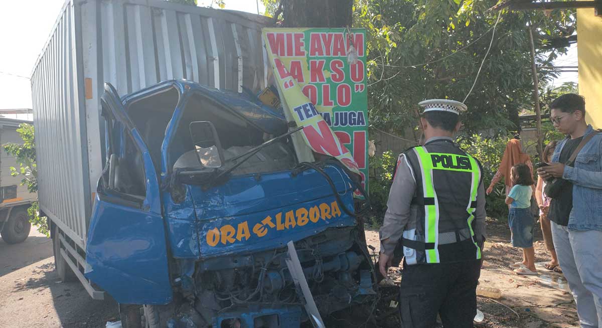 Polisi saat olah TKP kecelakaan beruntun di Sidoarjo.