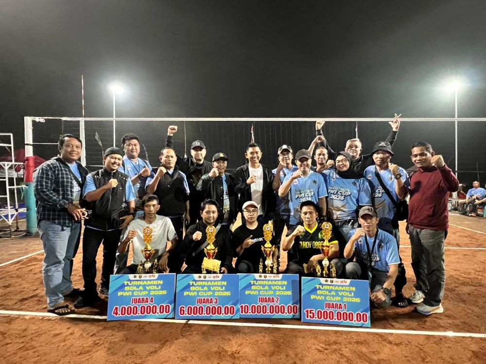 Foto bersama usai penyerahan juara turnamen voli PWI Cup Ngawi 2026