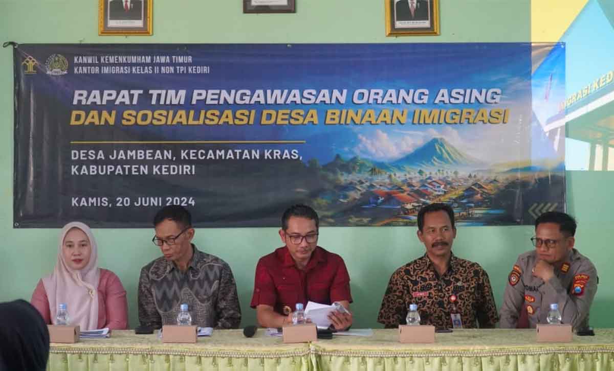 Kepala Kantor Imigrasi Kediri, Denny Irawan (tengah), saat memimpin rapat Timpora. Foto: Ist