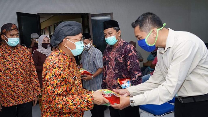 Bupati Sumenep serahkan pembagian zakat fitrah ASN pemkab melalui puluhan lembaga penyalur di Kantor Dinas Sosial Kabupaten Sumenep.