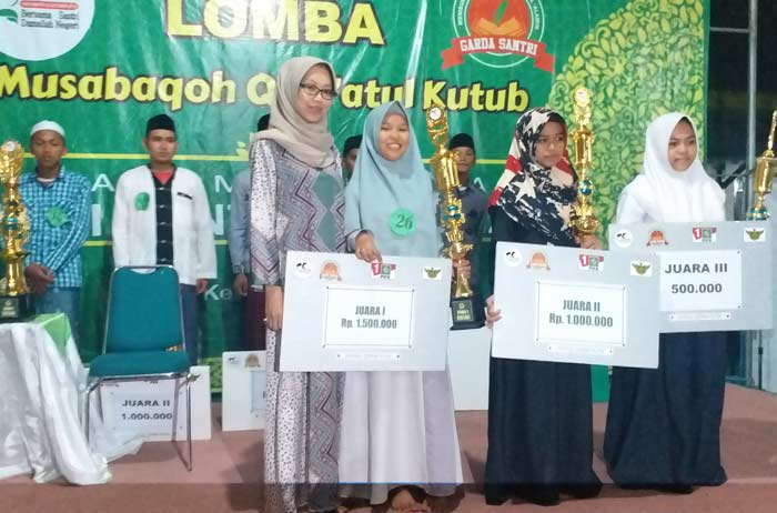 Nabila Mondir, caleg DPR RI foto bersama para pemenang Putri. foto: FAUZI/ BANGSAONLINE