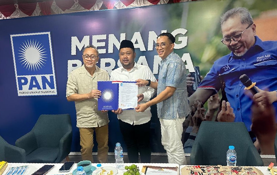 Ketum PAN Zulhas (kanan) menyerahkan SK Rekom kepada Gus Yani