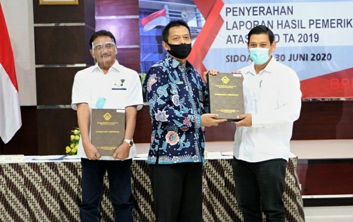 Wali Kota Kediri Abdullah Abu Bakar didampingi Ketua DPRD Kota Kediri Gus Sunoto saat menerima penghargaan dari Kepala Perwakilan BPK Jawa Timur, Joko Agus Setyono. foto: ist.
