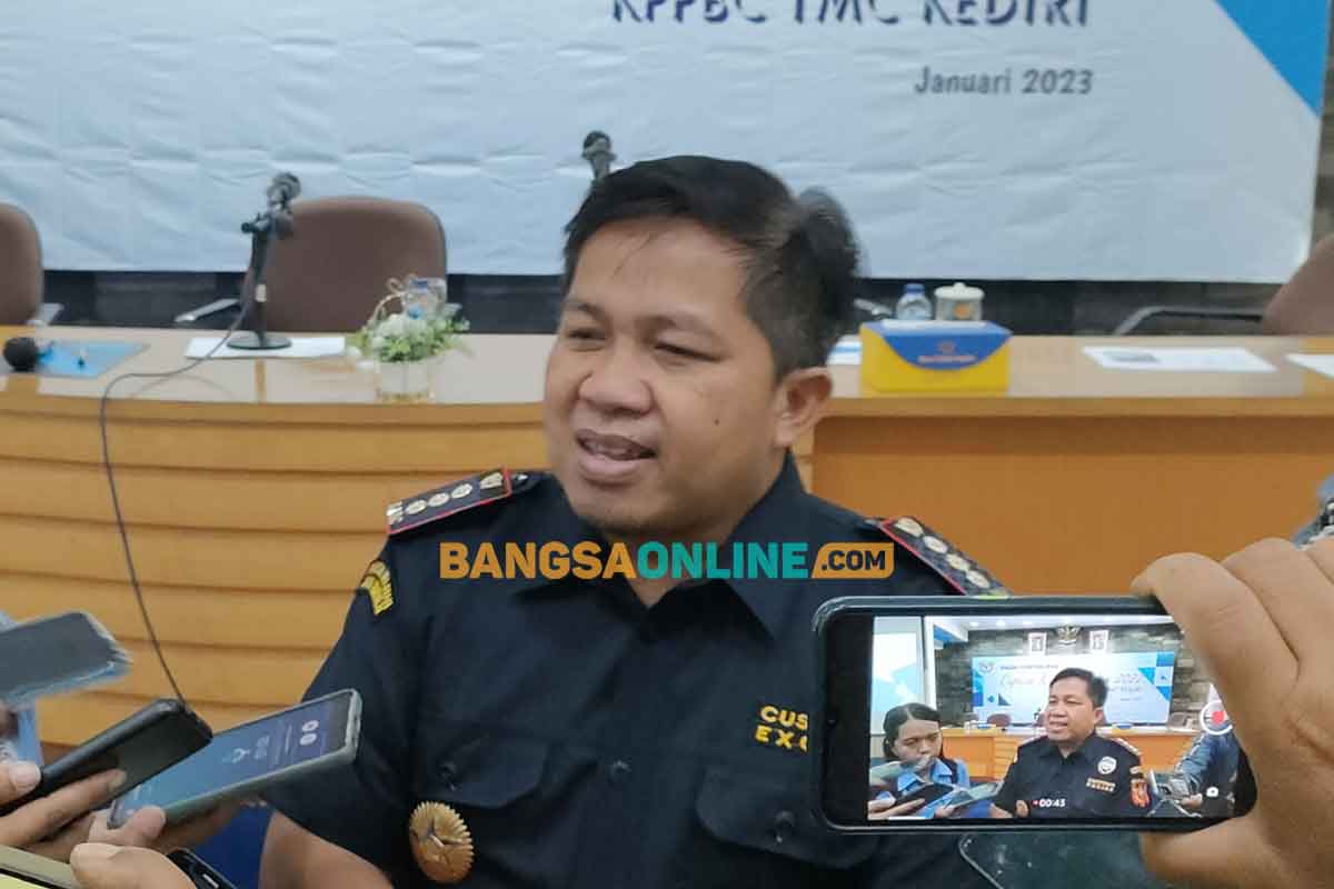 Kepala KPPBC Tipe Madya Cukai Kediri, Sunaryo, saat memberi keterangan kepada awak media. Foto: MUJI HARJITA/BANGSAONLINE