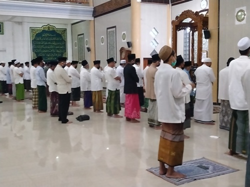 Para kiai saat salat malam 12 rakaat, enam kali salam plus salat witir tiga rakaat, dua kali salam di Masjid Raya KH Abdul Chalim Pondok Pesantren Amanatul Ummah Pacet Mojokerto Jawa Timur, Kamis (25/6/2020) malam. foto: MMA/ bangsaonline.com 