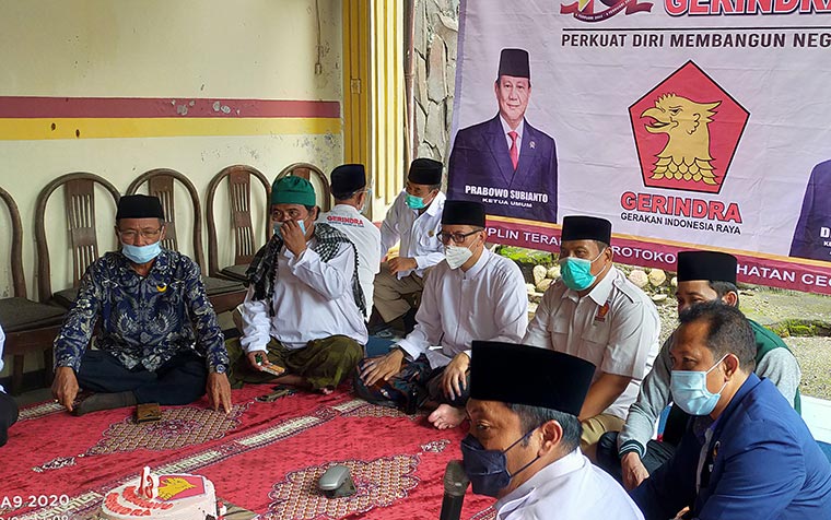 Gus Firjaun (baju putih berkacamata) saat menghadiri peringatan HUT ke-13 Partai Gerindra di DPC Gerindra Jember.
