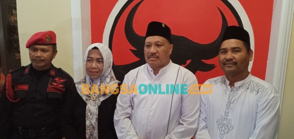 Dari kanan, Sekretaris DPC PDIP Gresik Noto Utomo, Ketua DPC Mujid Riduan, dan Bendahara Siti Muafiyah dalam sebuah acara, beberapa waktu lalu. Foto: SYUHUD/ BANGSAONLINE