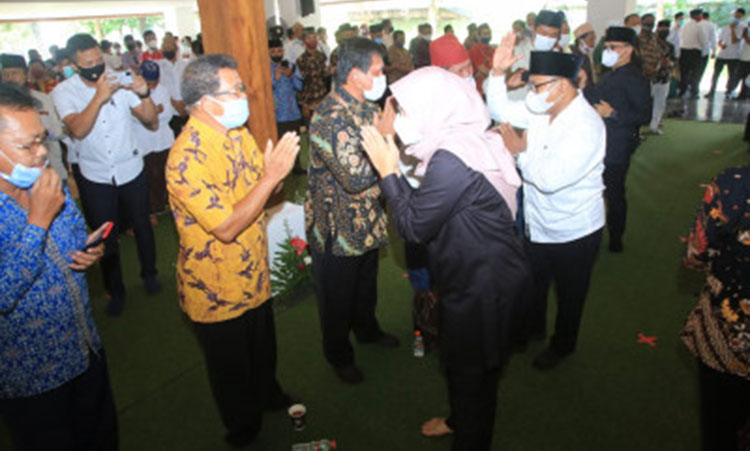 Bupati Banyuwangi Ipuk Fiestiandani dan Wakil Bupati Sugirah menggelar silaturahmi lintas elemen di Pendopo Sabha Swagata Blambangan, Sabtu (27/2/2021). (foto: ist)