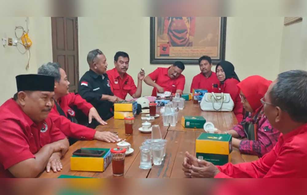 Ketua DPC PDIP Gresik Mujid Riduan bersama jajaran pengurus saat rapat konsolidasi. Foto: Ist.