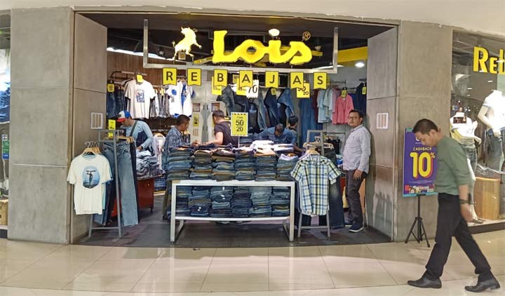 Showroom Lois Jeans yang ada di Mall Tunjungan Plaza 3 lt.1.