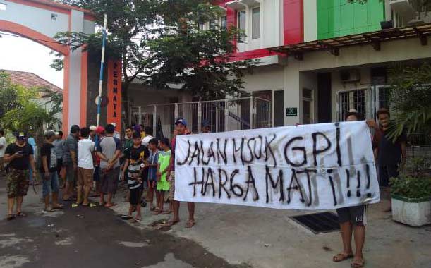 Aksi spontanitas warga GPI di depan RS Emma. foto: yudi eko purnomo/ BANGSAONLINE