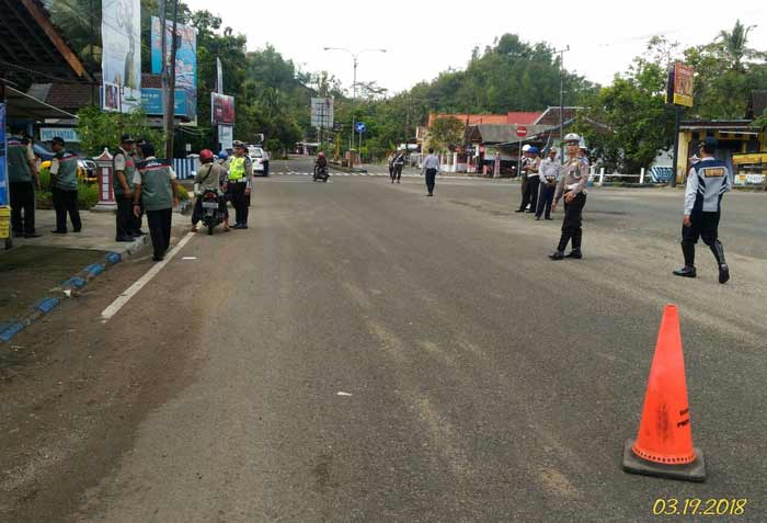 Dishub dan aparat kepolisian saat menggelar operasi.