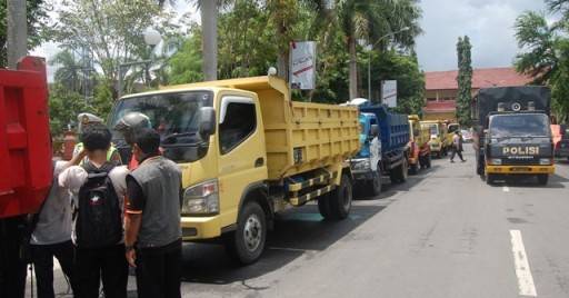 Polisi Yang Sedang Memberikan Tilang Kepada Sejumlah Demonstran yang merupakan sopir truk. (Herman/BangsaOnline)