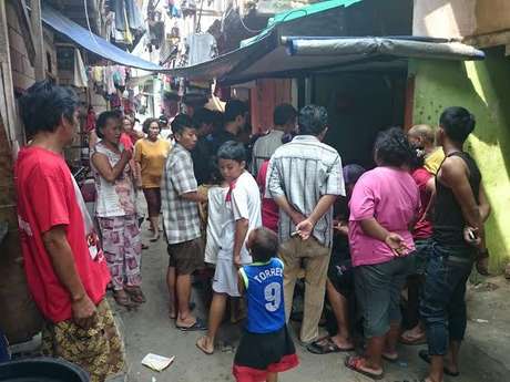 Warga Tanjung Sari Jakarta Utara berkerumun menyaksikan kakek Sinin yang bertelur. Foto: detik.com