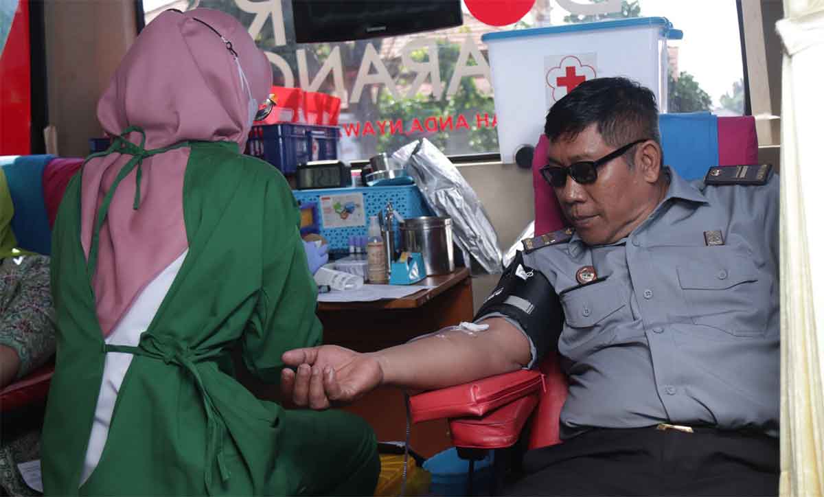 Petugas dari PMI Kota Kediri saat mengambil darah salah satu peserta donor darah. Foto: Ist