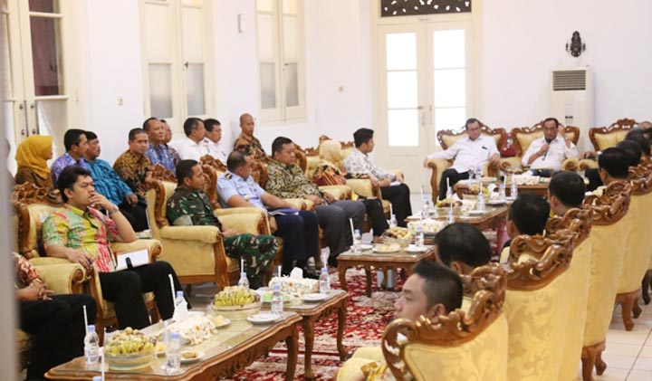 Menteri Pehubungan Ir. Budi Karya Sumadi, Menteri PUPR RI Ir. Mochamad Basoeki Hadimoeljono, M.Sc., Ph.D, dan Meneskab Dr. Ir. Pramono Anung Wibowo, M.M, saat mendengarkan paparan progres rencana pembangunan Bandara Kediri di Pendopo Kabupaten Kediri. foto: ist