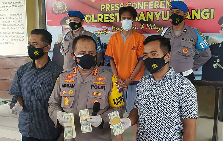 Kapolresta Banyuwangi Kombes Pol. Arman Asmara Syarifuddin menunjukkan tersangka dan barang bukti. (foto: ist)