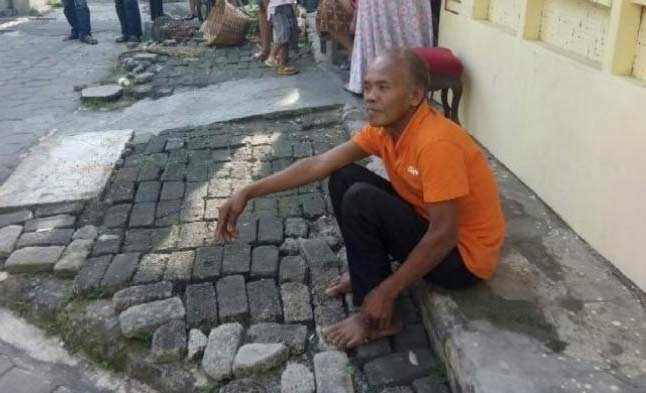 Waluyo kembali lagi ke rumah.