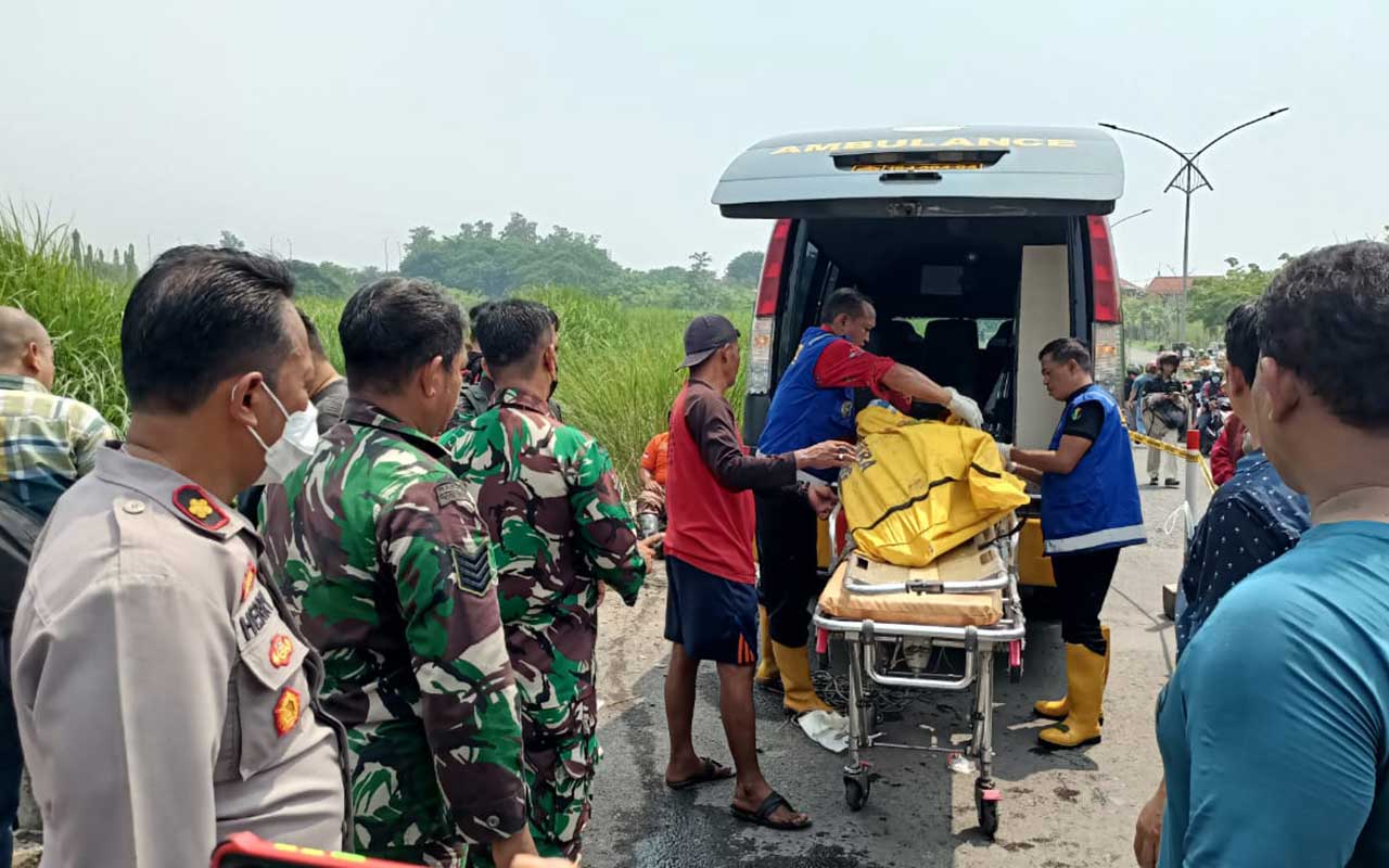 Jenazah korban saat dievakuasi oleh pihak kepolisian.