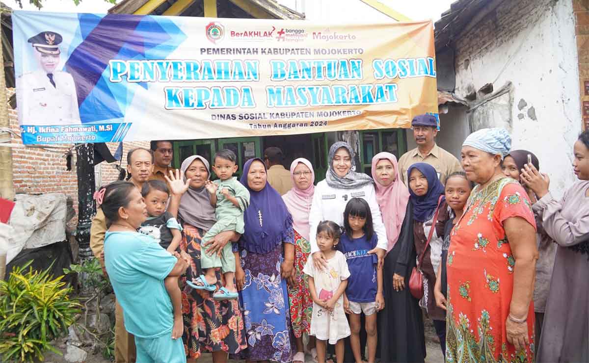 Bupati Mojokerto, Ikfina Fahmawati, ketika menyerahkan bantuan tata boga kepada warga.