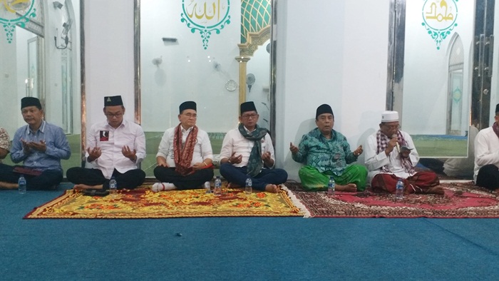 Ruhut Situmpol (Jubir TKN) Syarifudin S. Pane, bersama KH. Jamhuri selesai acara Haul di Masjid Pondok Pesantren Hidayatullah Al Muhajirin.