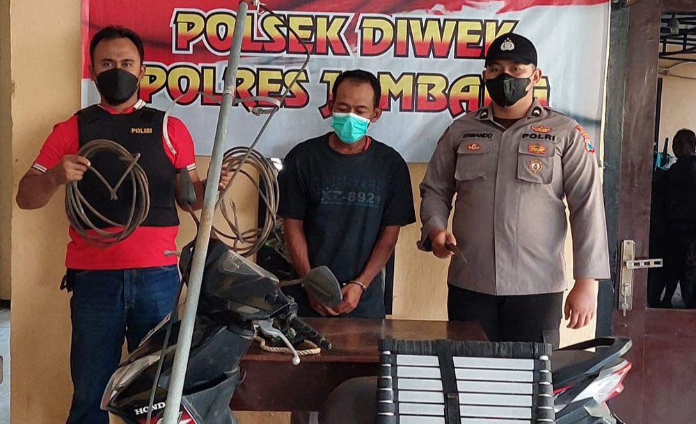Tersangka saat diamankan di Mapolsek Diwek beserta barang bukti. foto: AAN AMRULLOH/ BANGSAONLINE