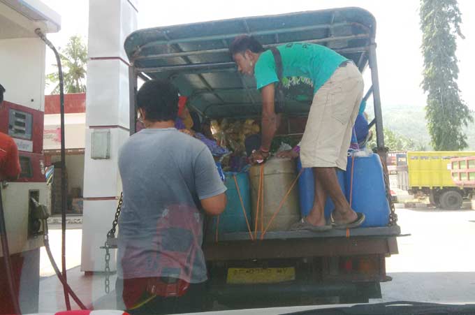 Pedagang bensin eceran saat mengulak BBK di sebuah SPBU di Pacitan.