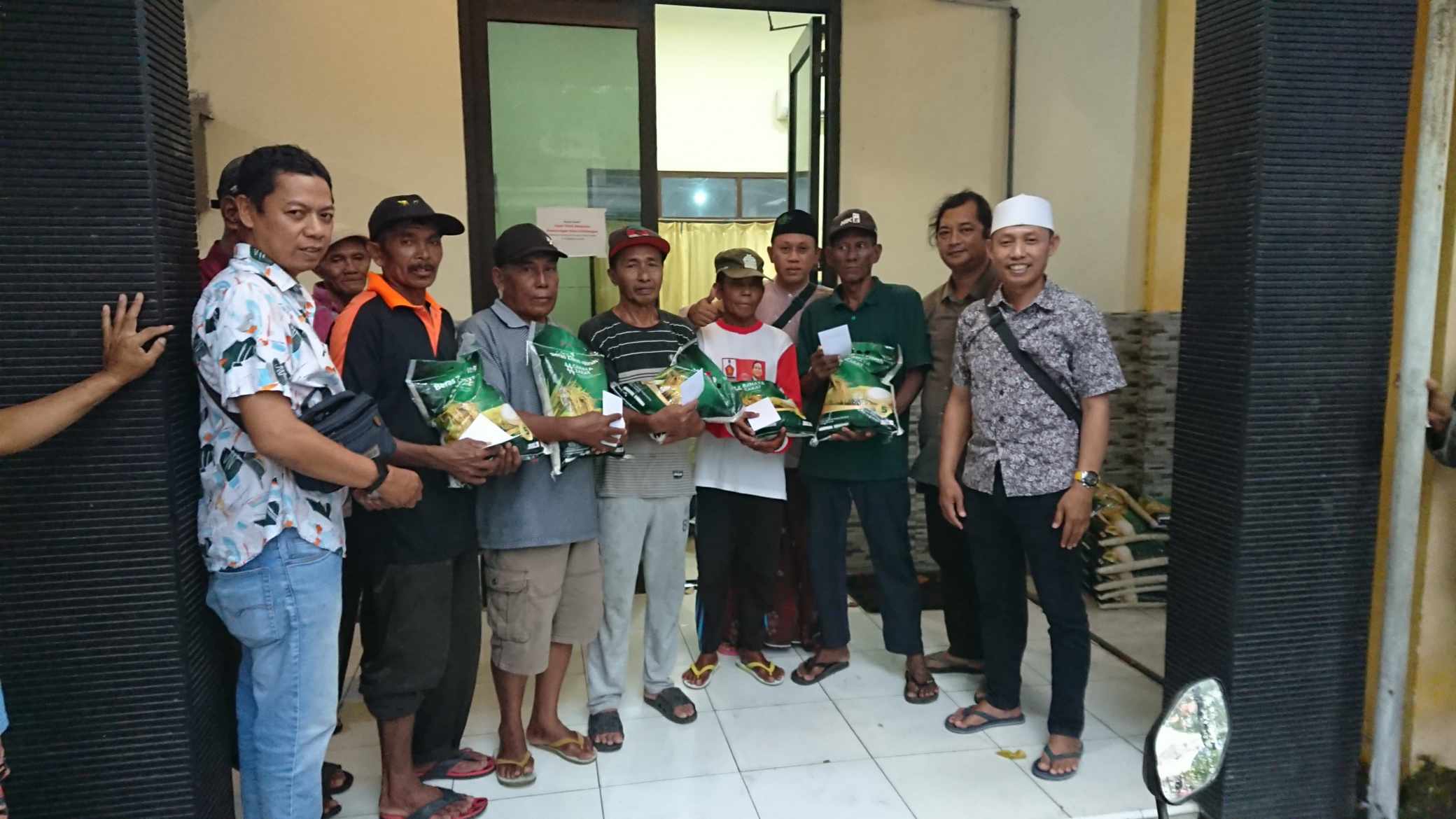 Kolaborasi dengan Baznas, Komunitas Wartawan Gresik Berbagi Paket Beras dan THR ke Warga Sekitar