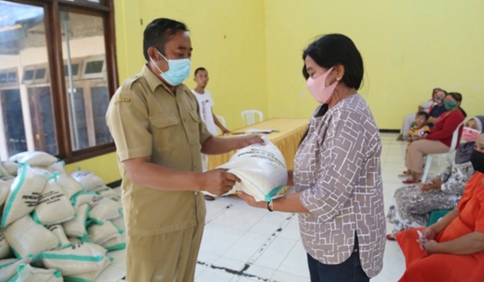  Plt. Kepala Pelaksana BPBD Kabupaten Kediri Slamet Turmudi  sedang menyerahkan bantuan kepada salah satu warga.