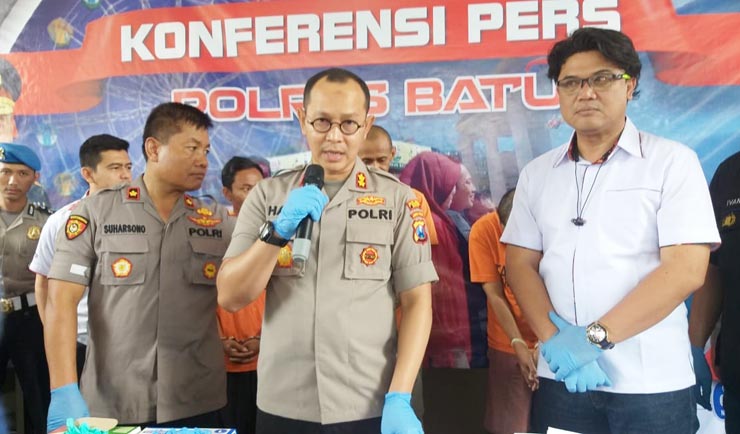 Kapolres Batu AKBP Harviadhi Agung Prathama didampingi Wakapolres dan Kasatreskrim saat merilis kasus penggelapan ranmor di Mapolres Batu, Jumat (21/2).