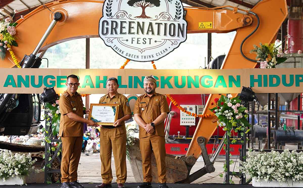 Kepala Satuan Pendidikan SMAN 2 Batu, Wartono, saat menerima penghargaan Wali Kota Batu dan wakilnya.