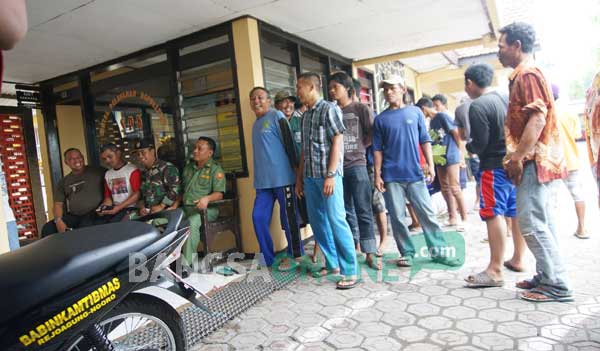 Warga bersama Babinsa saat melapor dan membawa keenam pelaku tambang ke Mapolsek Ngoro. foto: rony suhartomo/ BANGSANOLINE