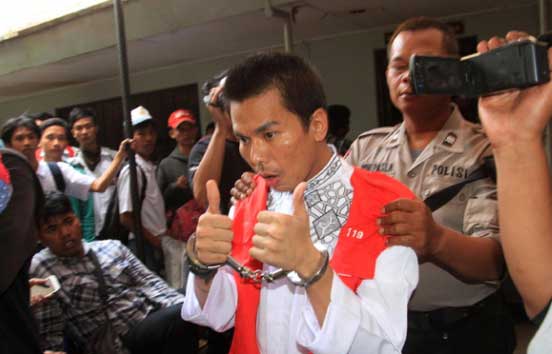 Tersangka mucikari artis, Robby Abbas (RA) saat mengikuti sidang lanjutan kasus prostitusi online yang melibatkan kalangan artis dan model di Pengadilan Negeri Jakarta Selatan, 22 September 2015. foto: tempo
