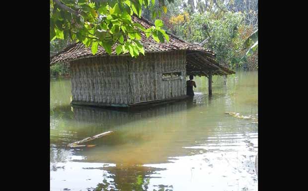 Salah satu rumah di Desa Tlaga terendam luapan air sumur.