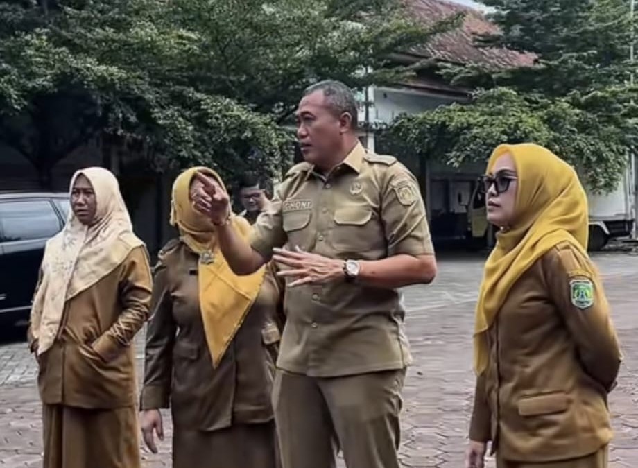 Taufiqul Ghoni (tengah), Kepala Dinas Koperasi dan Perdagangan Kabupaten Pasuruan