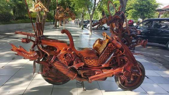 KARYA SENI: Motor milik Masduqi saat dipajang di salah satu jalan di Surabaya. foto: detikcom