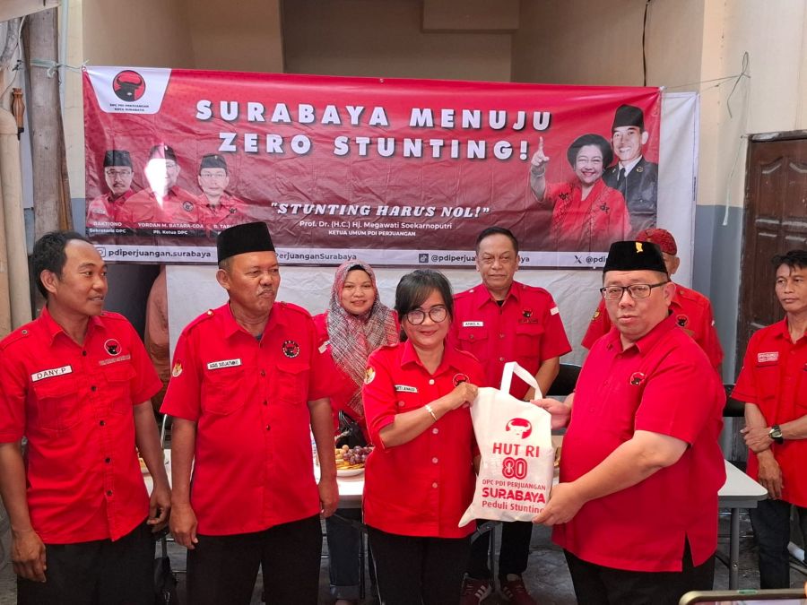 Pembagian paket makanan kepada balita yang dilakukan PDIP Surabaya