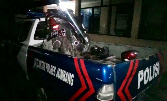 Sepeda motor korban saat diamankan petugas Sat Lantas Polres Jombang. foto: romza/ BANGSAONLINE