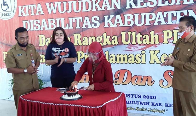 Dari kiri: Kepala Dinsos Kabupaten Kediri Suharsono, Koordinator Relawan Gotong Royong Kediri Irma Yulianti, Ketua PDKK Umi Salamah, dan Camat Ngadiluwih Harminto. (foto: MUJI HARJITA/ BANGSAONLINE)