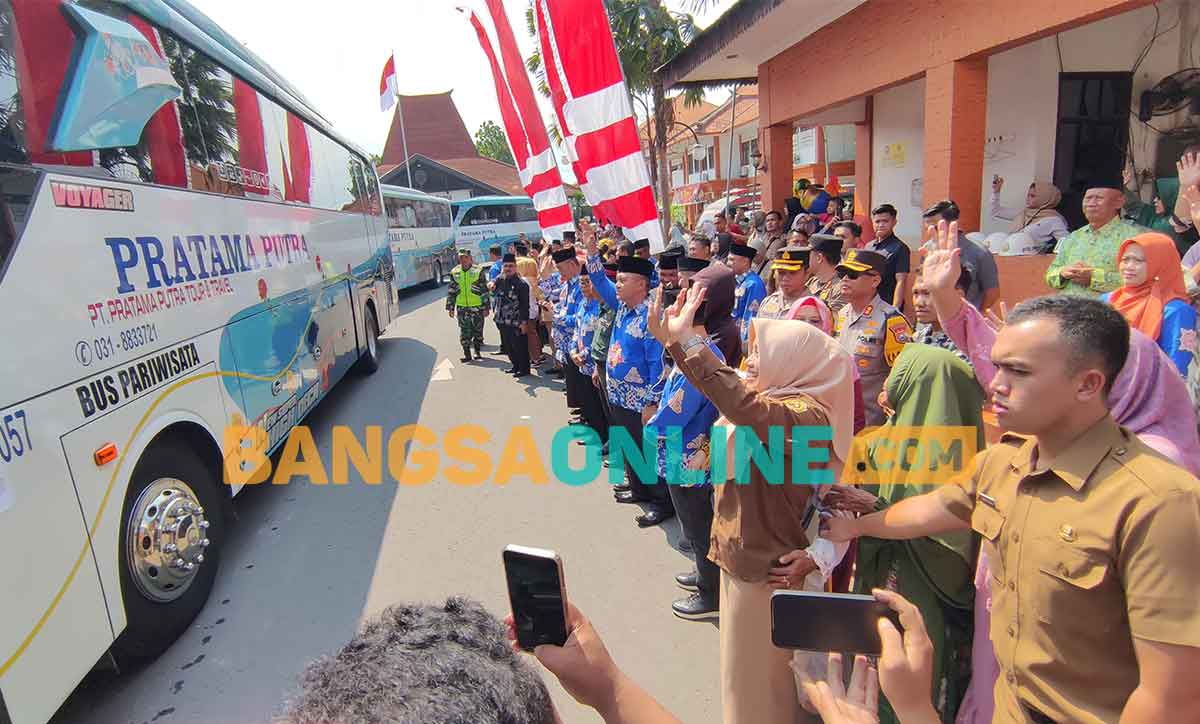 Bupati Mojokerto, Ikfina Fahmawati, saat melepas keberangkatan jamaah calon haji. Foto: YUDI EKO PURNOMO/BANGSAONLINE
