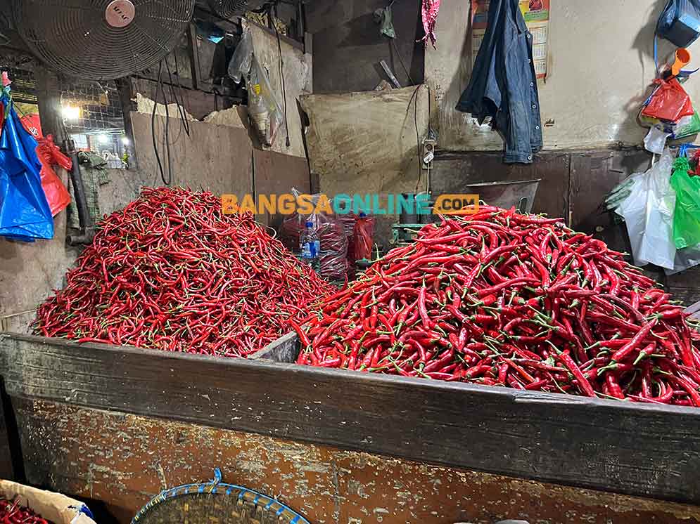 Harga cabai di Jateng hari ini fluktuatif. Foto: Sulthon/Bangsaonline.