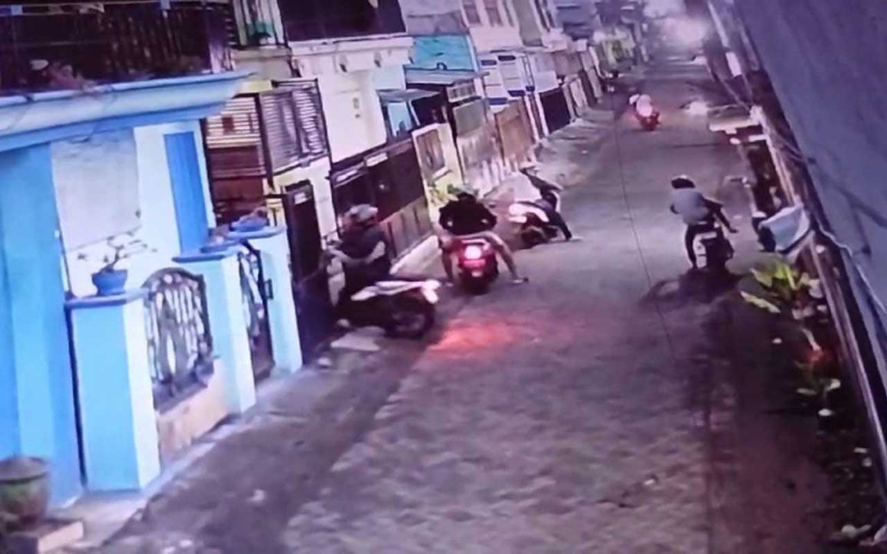 Tangkapan layar rekaman CCTV aksi pencurian sekaligus dua motor di sebuah Kos  RT 64/RW02 Desa Pabean, Kecamatan Sedati, Sidoarjo.