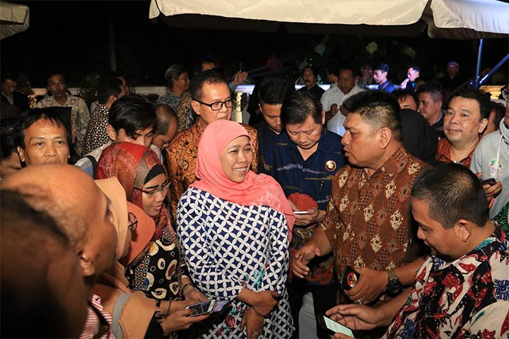 Gubernur Khofifah Indar Parawansa berbincang santai dengan para pimpinan media Jawa Timur. foto: ist